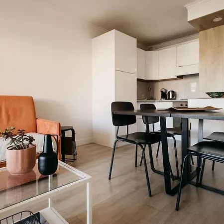 Appartement Le Dauphin : Piscine Et 50 M A Pied De La Saint-Raphaël