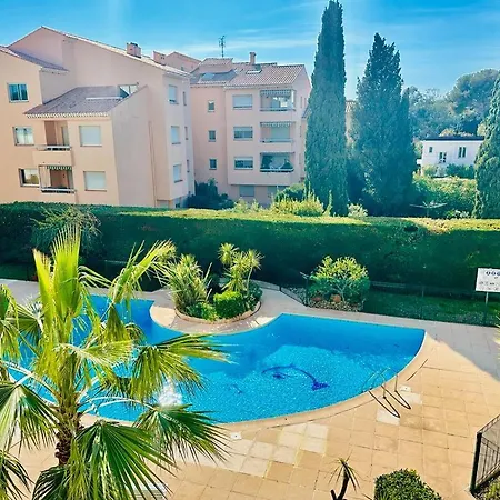 Le Dauphin : Piscine Et 50 M A Pied De La Appartement Saint-Raphaël